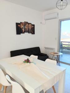 a white table and chairs in a living room at Village de Mar in Monte Hermoso