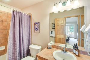 Vannituba majutusasutuses 6 Mi to Skiing Mtn-View Fraser Duplex