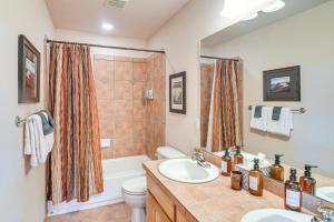 Vannituba majutusasutuses 6 Mi to Skiing Mtn-View Fraser Duplex