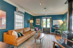 O zonă de relaxare la Walk to Beach Galveston Home with Hot Tub