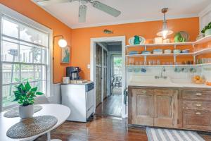 O bucătărie sau chicinetă la Walk to Beach Galveston Home with Hot Tub