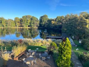 uma vista aérea para um lago com mesas e cadeiras em Inn On The Lake em Gravesend