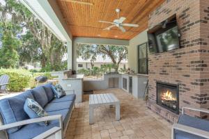 Una sala de estar con un sofá y una chimenea. en The Landing on Lunn, en Mulberry