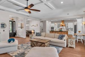 una sala de estar con un sofá y una mesa en The Landing on Lunn, en Mulberry