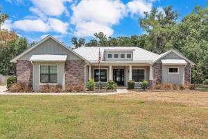 una casa con una bandera en el patio delantero en The Landing on Lunn, en Mulberry