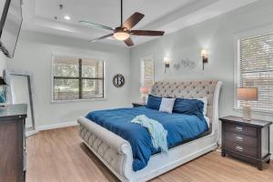 Un dormitorio con una cama y un ventilador de techo. en The Landing on Lunn, en Mulberry 42 fotos más