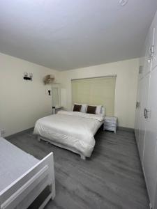 Un pat sau paturi într-o cameră la Mountain View Cottage Bhurban +9 fotografii