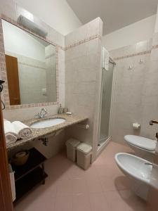ein Bad mit einem Waschbecken, einem WC und einer Dusche in der Unterkunft Arra Camere Sirolo - Rooms & Suite in Sirolo