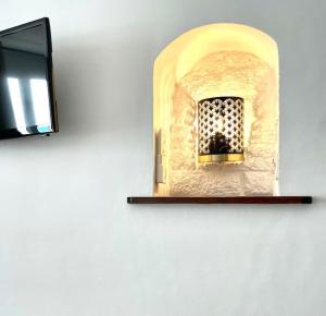 a tv on a wall with a window in it at Le Nid du Miroir in Martigues