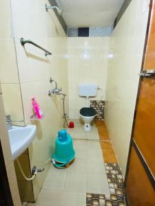Hotel Regard في فاراناسي: حمام صغير مع مرحاض ومغسلة