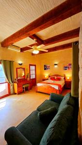 um quarto grande com uma cama e um sofá em Ta Katrin 3 Bedroom Farm House em Xaghra