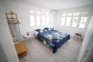 an overhead view of a bedroom with a bed and windows at Edith, T2 design plage Gros-Raisins Sainte-Luce in Sainte-Luce