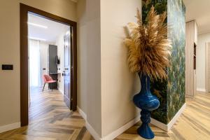 a hallway with a blue vase and a painting on the wall at Southern Gold in Naples