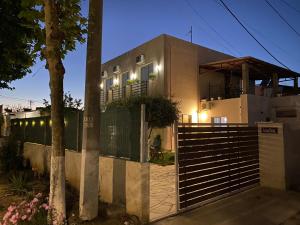 una casa con un cancello davanti di Villa Arli&Eris a Vlorë