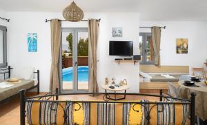 uma sala de estar com um sofá e uma mesa em Renia's Villas em Hersonissos