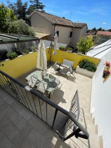 eine Terrasse mit einem Tisch und Stühlen auf dem Balkon in der Unterkunft Arra Camere Sirolo - Rooms & Suite in Sirolo
