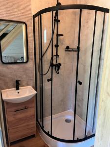 a bathroom with a shower and a sink at Domek wakacyjny Wczasy jak Marzenie in Ruciane-Nida