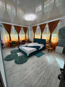 那沃达利Casa Belle的带床、沙发和窗户的卧室