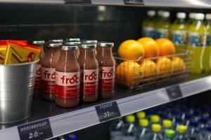 Supermarket nebo jiné obchody v  hotelu nebo okolí