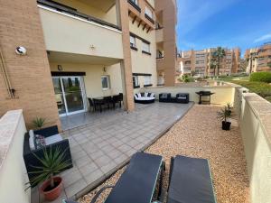 Balkón nebo terasa v ubytování Stunning 2 bedroom ground floor apartment with garden