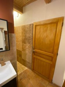 Kúpeľňa v ubytovaní Le salagou sauna + 24 fotografií