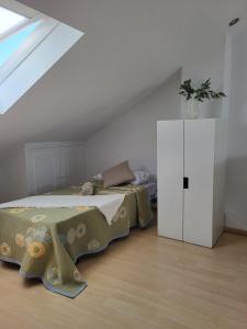 sypialnia z łóżkiem i białą szafką w obiekcie SUKI HOUSE Chalet 1 w Madrycie