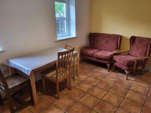 um quarto com duas cadeiras e uma mesa e duas cadeiras em Sheraton Lodge Apartments t12e309 em Cork