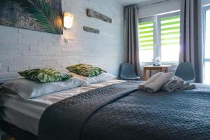ヤストシェンビャ・グラにあるK 2のベッドルーム1室(ベッド2台、青い椅子2脚付)