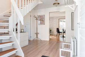 Φωτογραφία από το άλμπουμ του Guestly Homes - Spacious 5BR Villa with Sauna σε Södra Sunderbyn