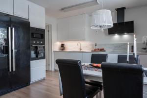 Φωτογραφία από το άλμπουμ του Guestly Homes - Spacious 5BR Villa with Sauna σε Södra Sunderbyn +27 φωτογραφίες