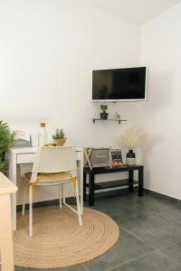 TV a/nebo společenská místnost v ubytování GoodLife Studio Apartment