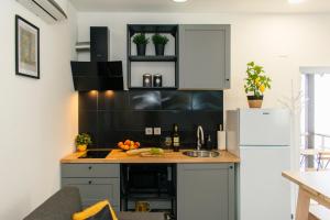 Kuchyň nebo kuchyňský kout v ubytování GoodLife Studio Apartment