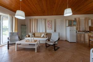 un soggiorno con divano e tavolo di Country House Hortensia a Spartos