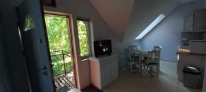 a kitchen with a tv and a table with chairs at Pod Kasztanami in Żarnowska