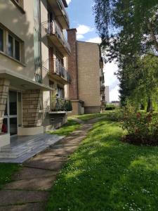 a walkway next to a building with a balcony at Appartement près du lac d'Enghien les bains in Enghien-les-Bains