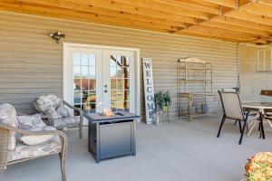 Χώρος καθιστικού στο Cozy Leicester Studio, 11 Mi to Downtown Asheville