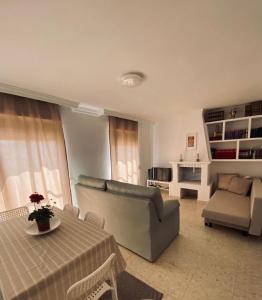 a living room with a couch and a table at Encantadora casa en el corazón de Estepona in Estepona