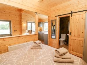 een slaapkamer met een bed in een houten kamer bij Foxes Den in Darlington
