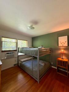 - une chambre avec deux lits superposés et une lampe dans l'établissement Jacuzzi, Game room and More! Close to Downtown!, à Ithaca