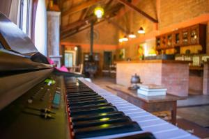 - la fermeture d'un piano dans une pièce dans l'établissement Pousada VillaSerrana, à Monte Verde