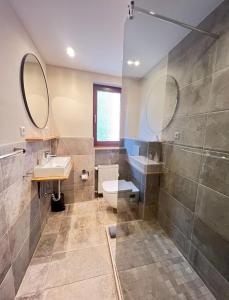 uma casa de banho com um lavatório, um WC e um chuveiro em Bacharacher Hof em Bacharach