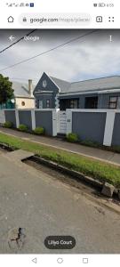 une photo d'une maison sur le côté d'une rue dans l'établissement Ikhwezi guest house, à East London
