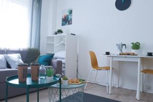 - un salon avec un canapé et une table dans l'établissement Studio Le café gourmand - Proche Gare - Coin tranquille, à Mulhouse