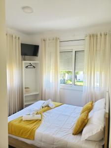 una camera da letto con un grande letto con lenzuola gialle di Villa Ribeiro a Vila Praia de Âncora