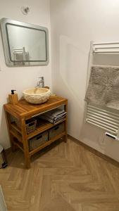 W łazience znajduje się umywalka i lustro. w obiekcie Voyage à Cocoa Beach w mieście Bouguenais