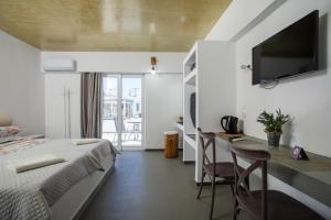TV a/nebo společenská místnost v ubytování Lisabeth Apartments