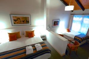 San Estebanにあるテルマス エル コラソンのベッドルーム1室(ベッド2台、デスク、窓付)