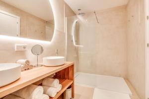 Et badeværelse på Renovated Apartment - with Sea View! + 4 billeder