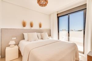 En eller flere senge i et værelse på Renovated Apartment - with Sea View!