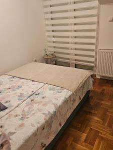 Una cama o camas en una habitación de Apartman Odmor012-2